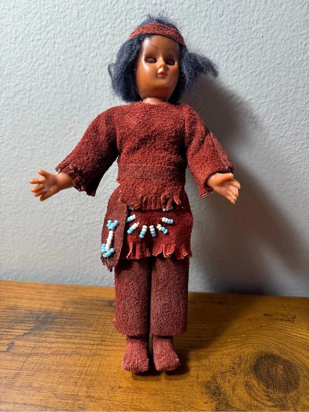 Vintage Native American Indian Souvenir Doll Sleep Eyes Beaded Suede Outfit 7"